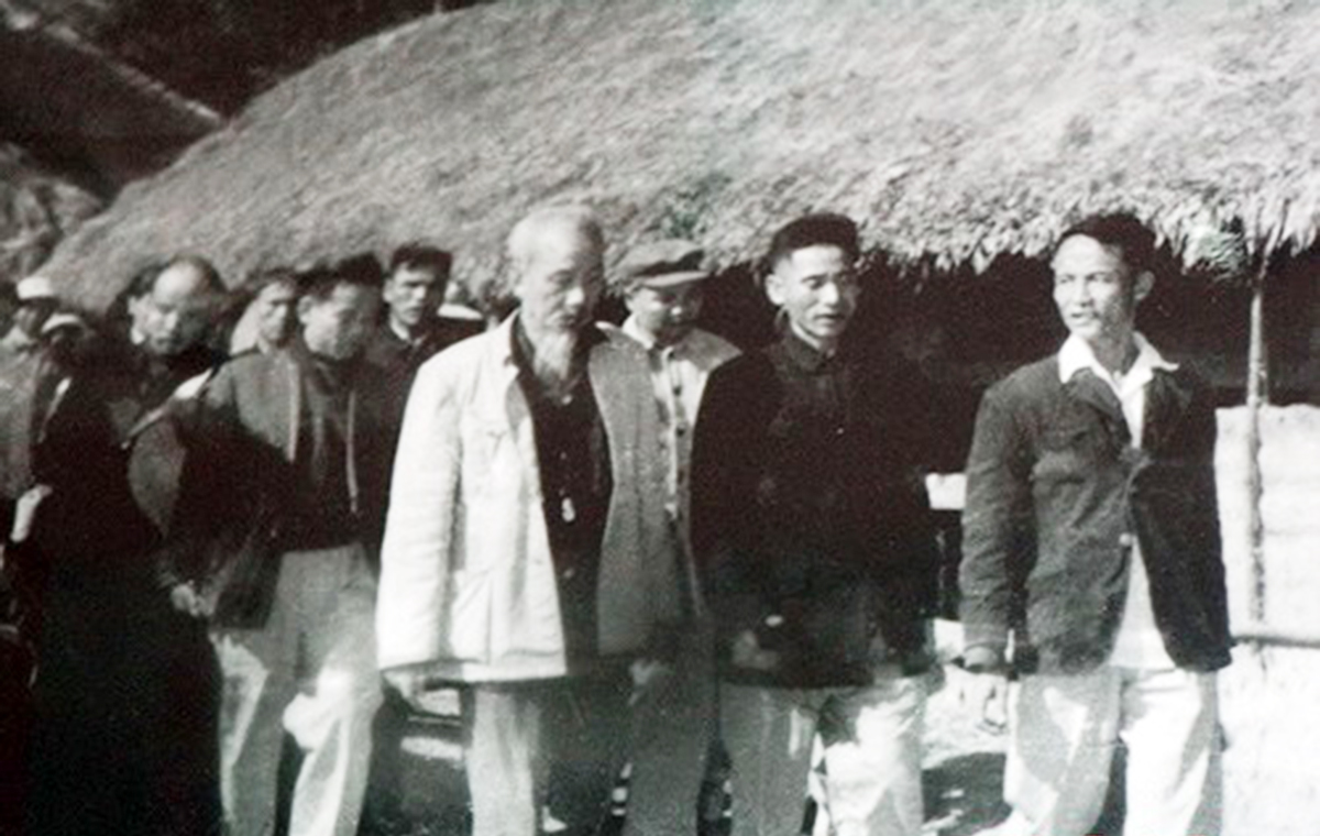 Bác đến thăm HTX cao cấp Vĩnh Thành, ngày 10/12/1961.