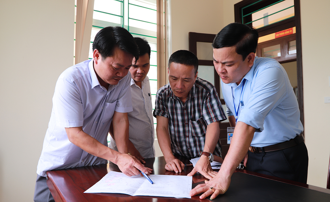 Lãnh đạo thị trấn Nam Đàn trao đổi về quy mô dự án Dự án đầu tư Khu đô thị thương mại, khách sạn Nam Đàn COMPLEX.
