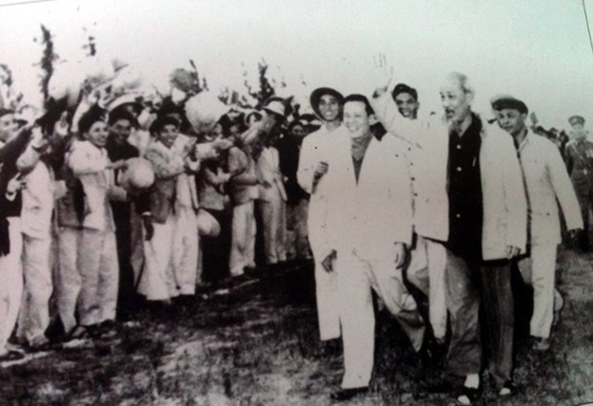 Người dân Nghệ An đứng hai bên đường chào đón Bác Hồ về thăm quê lần thứ 2 năm ngày 9/12/1961.