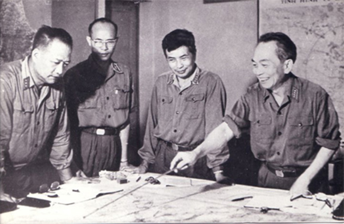 Trung tướng Vũ Xuân Chiêm (thứ 2 từ trái sang) cùng Đại tướng Võ Nguyên Giáp, Thượng tướng Song Hào và Thượng tướng Hoàng Văn Thái bàn kế hoạch giải phóng miền Nam năm 1975.