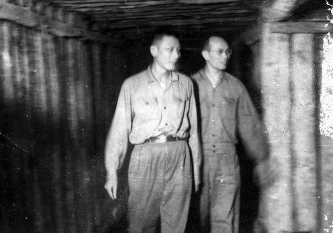 Tư lệnh Đồng Sỹ Nguyên (trái) và Chính ủy Vũ Xuân Chiêm tại Hầm chỉ huy Sở Tiền phương, tháng 11/1971.