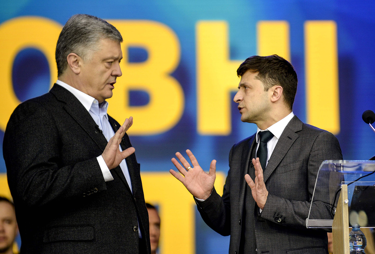 Hai ứng viên Tổng thống Petro Poroshenko và Volodymyr Zelensky tại buổi tranh luận trước vòng bầu cử thứ hai.