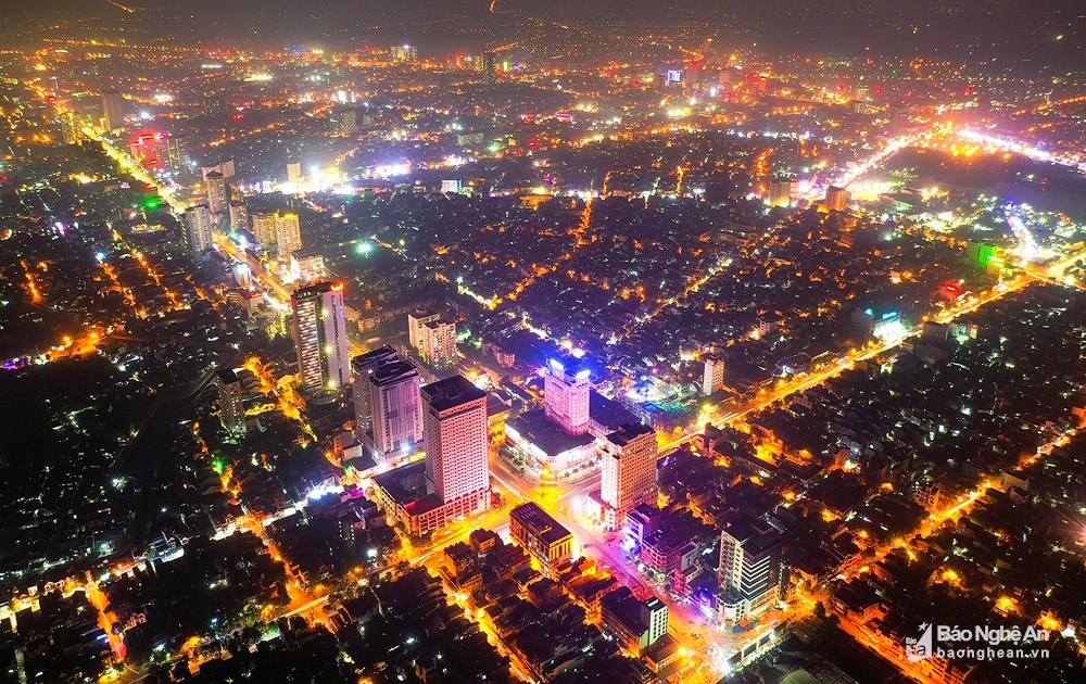 Thành phố Vinh đẹp lung linh về đêm. Ảnh: Sách Nguyễn