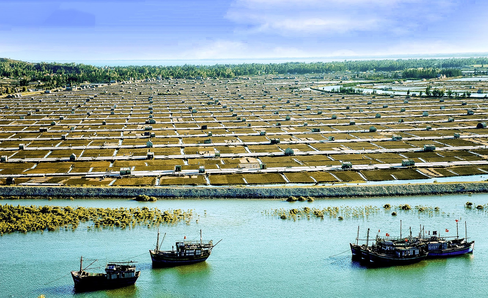 Huyện Quỳnh Lưu được xem là một trong những địa phương sản xuất muối lớn nhất tỉnh Nghệ An. 