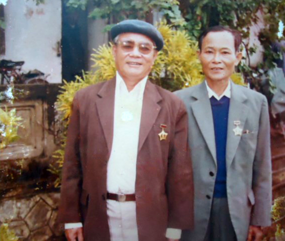 Ông Nguyễn Hữu Đợi (trái) cùng ông Trần Quang Đạt - Chủ tịch Mặt trận huyện, năm 1994.
