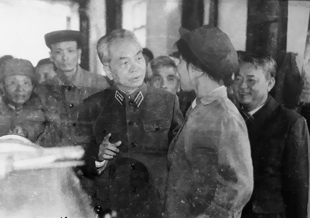 Đại tướng Võ Nguyên Giáp thăm trạm cơ giới nông nghiệp huyện Quỳnh Lưu, năm 1977 (ông Nguyễn Hữu Đợi đứng bên phải ảnh).