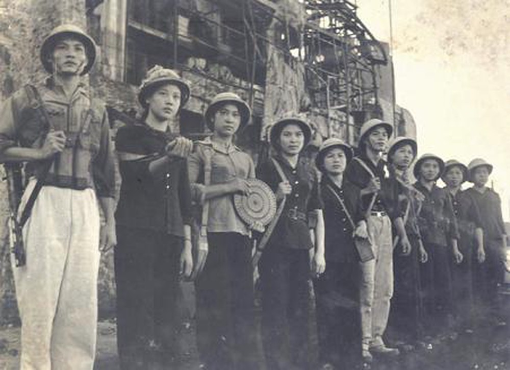 Đội Dân quân tự vệ bảo vệ nhà máy điện Vinh