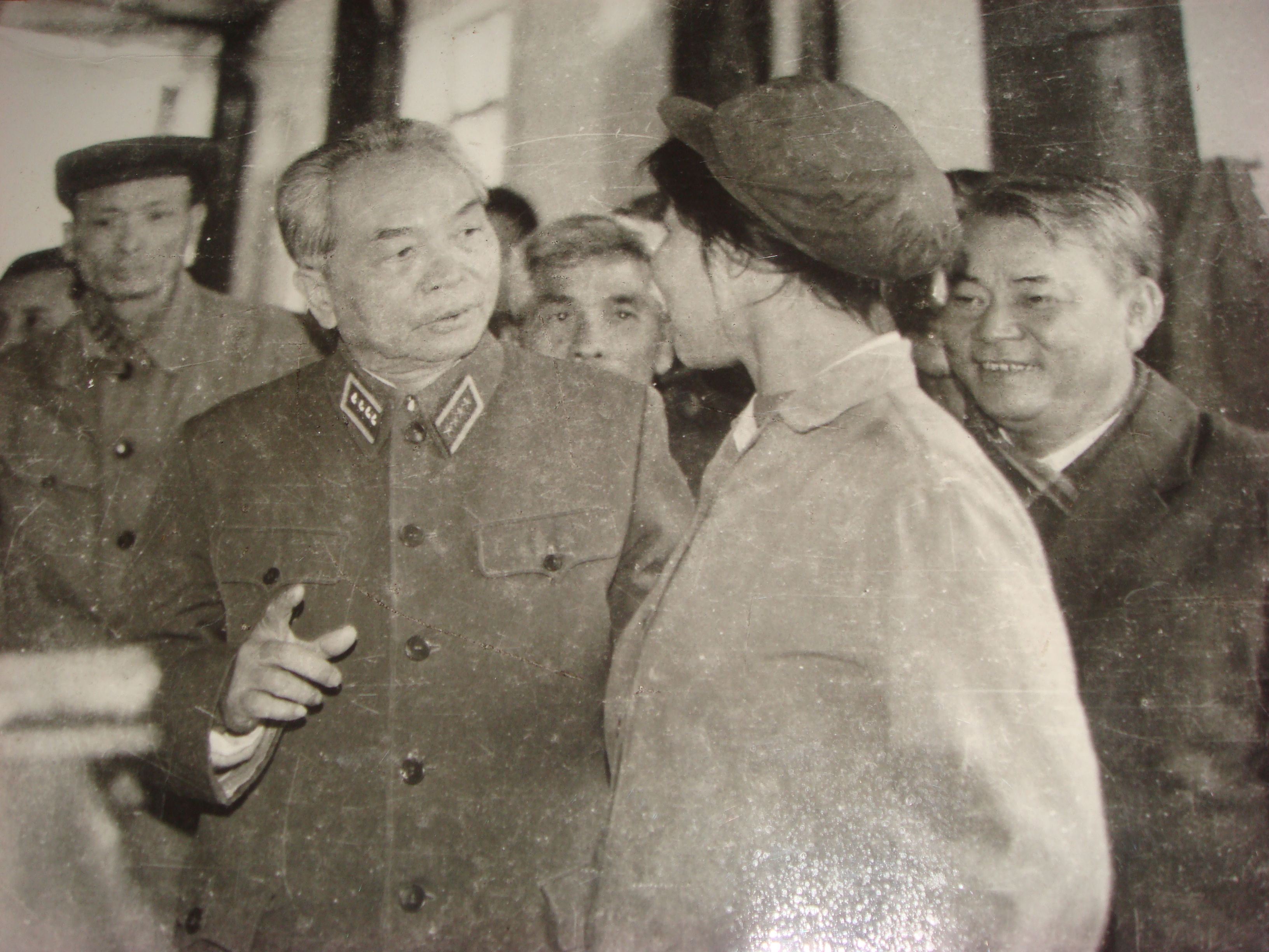 Đại tướng Võ Nguyên Giáp (thứ 3 phải qua) cùng với đ/c Nguyễn Hữu Đợi (thứ nhất phải qua) thăm huyện Quỳnh Lưu - năm 1977.