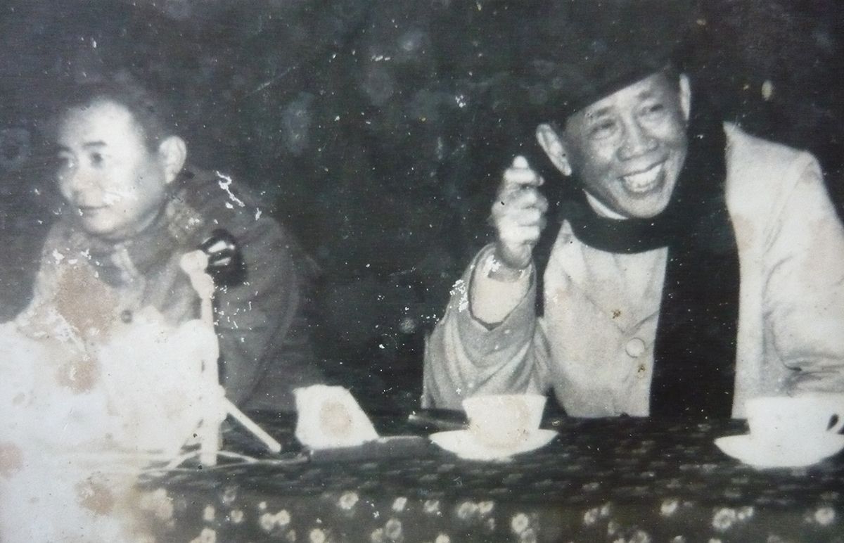 Tổng Bí thư Lê Duẩn làm việc với huyện Quỳnh Lưu, bên cạnh là ông Nguyễn Hữu Đợi (năm 1976).