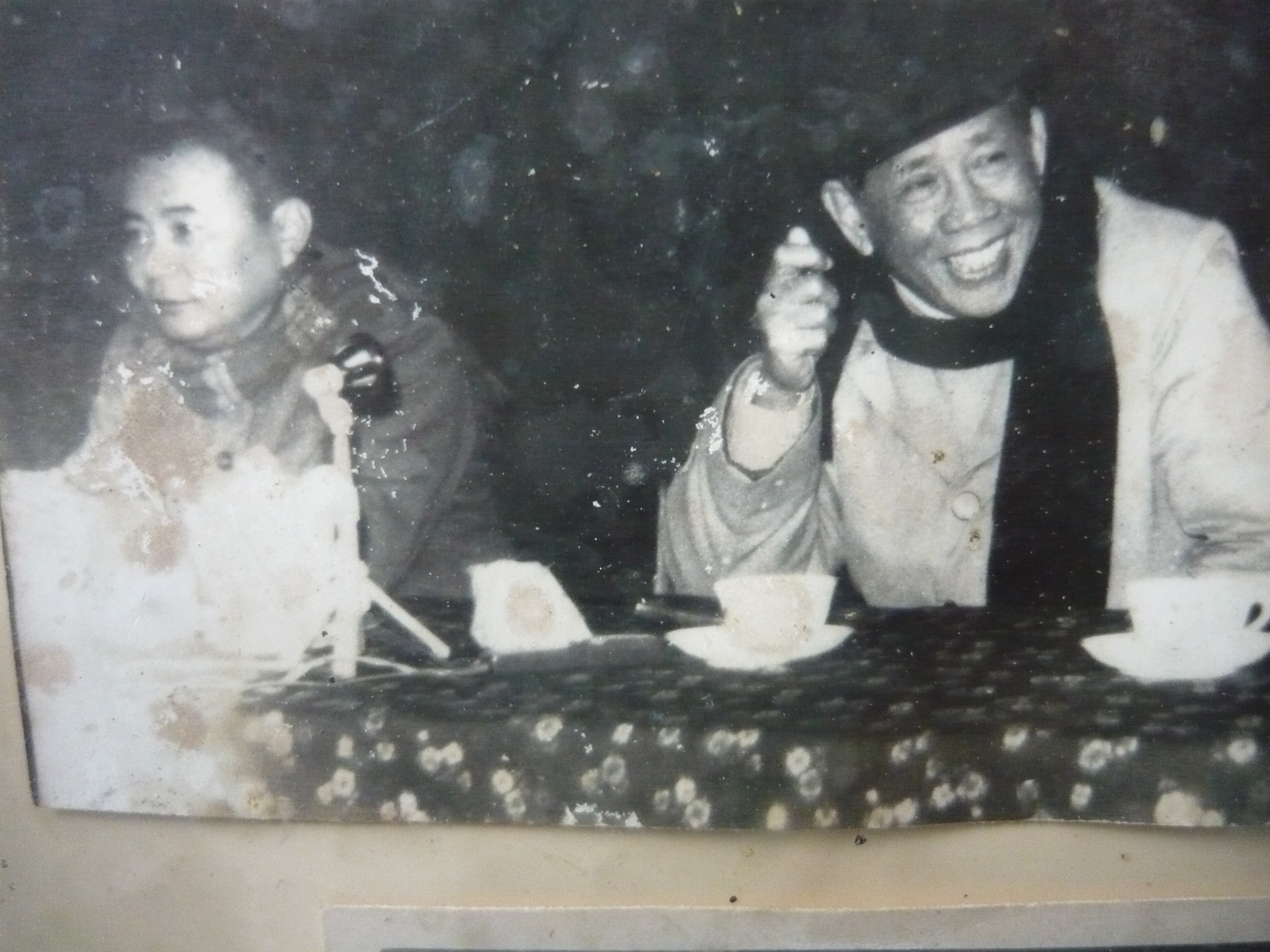 Đ/c Lê Duẩn, Tổng Bí thư Trung ương Đảng làm việc với đ/c Nguyễn Hữu Đợi, Bí thư Huyện ủy Quỳnh Lưu - năm 1976.