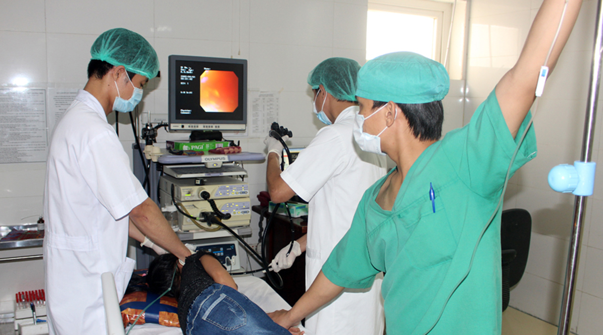 Chuyên gia tiêu hóa của Bệnh viện Bạch Mai chuyển giao kỹ thuật cắt polyp đại tràng cải tiến tại Bệnh viện Đa khoa Cửa Đông. 