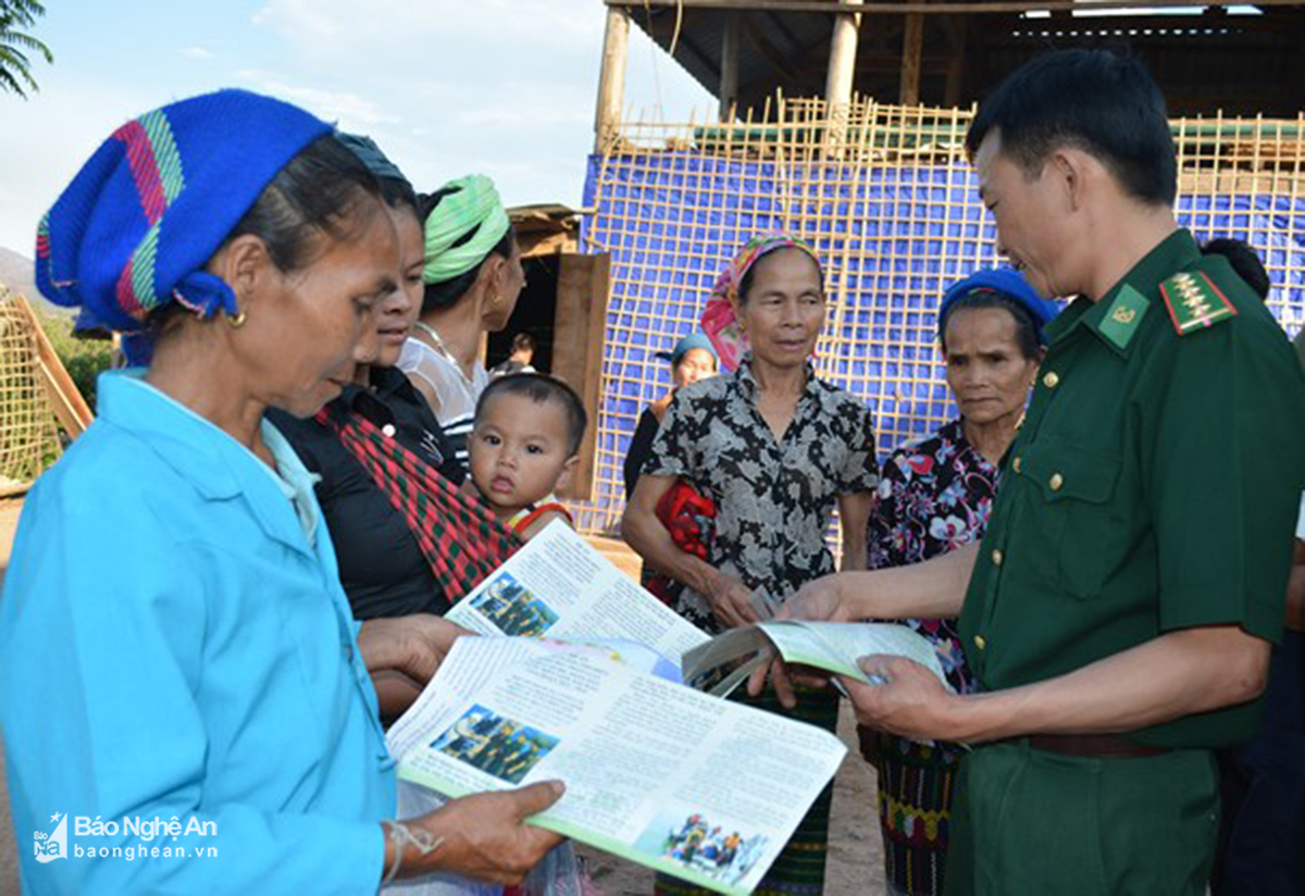 BĐBP Nghệ An phát tờ rơi tuyên truyền phòng, chống di cư cho phụ nữ vùng biên.