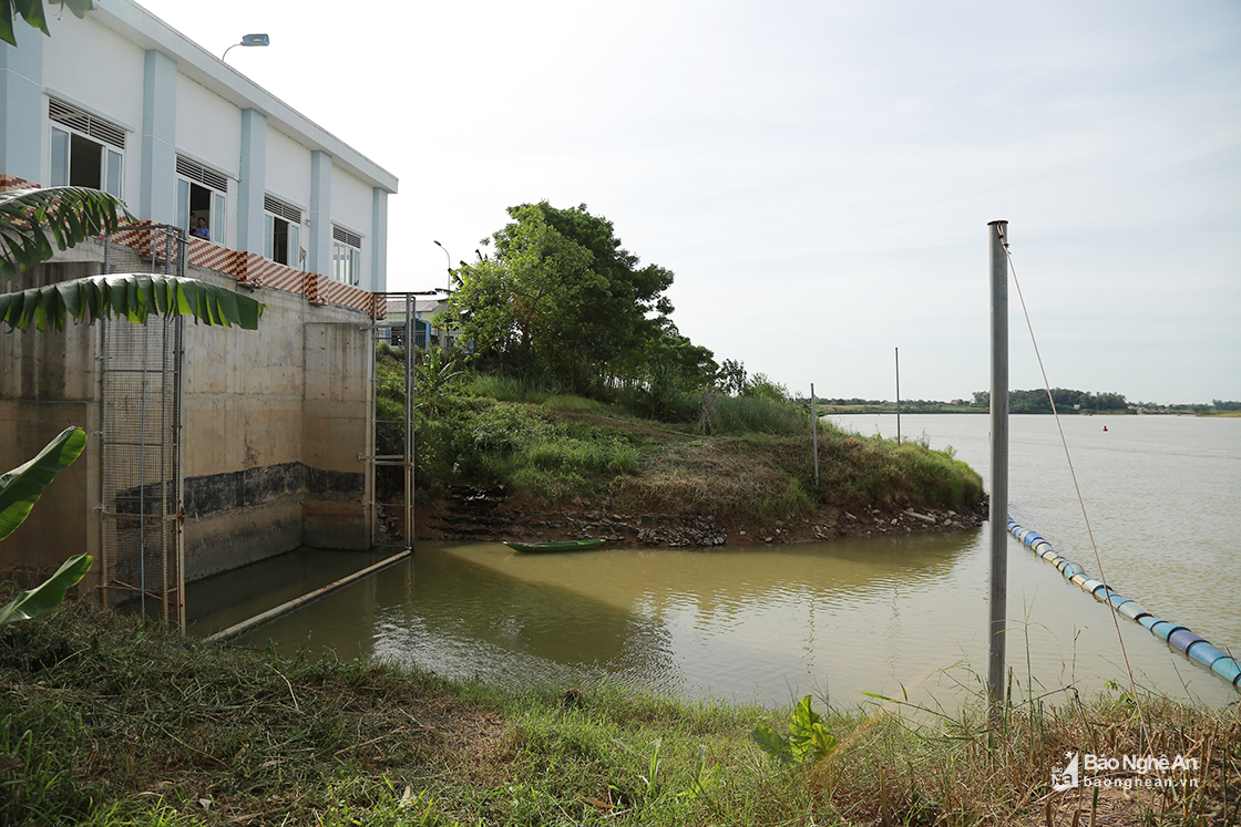 Hệ thống máy bơm nước thô trực tiếp từ sông Lam của Công ty TNHH MTV cấp nước sông Lam đặt tại khối Đan Nhiệm, thị trấn Nam Đàn.