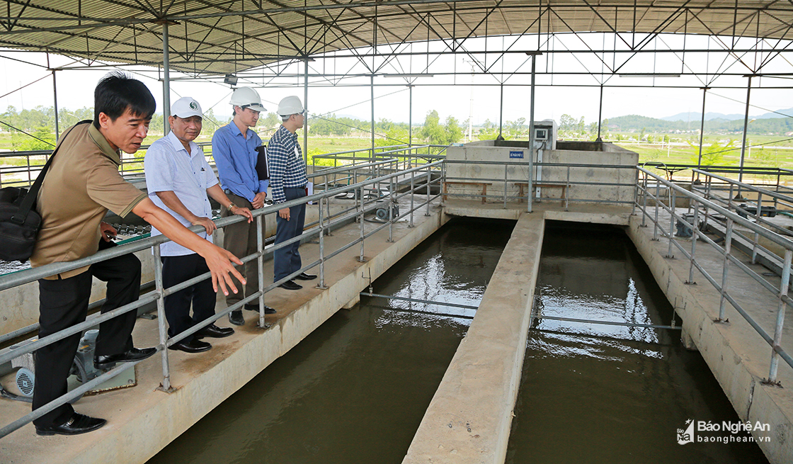 Điểm nước thô từ đường ống của Công ty TNHH MTV Cấp nước Sông Lam bơm trực tiếp lên hệ thống xử lý nước sạch của Nhà máy Cấp nước Cầu Bạch.
