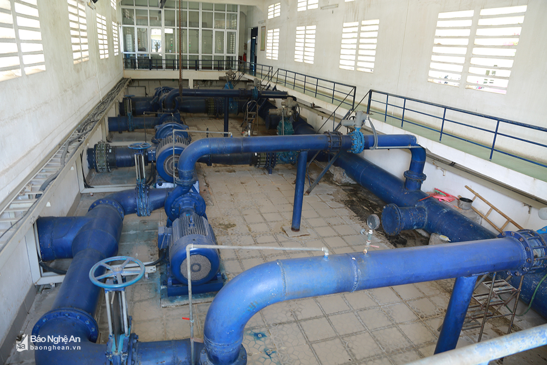 Hệ thống máy bơm nước vào đường ống phục vụ người dân thành phố Vinh sau khi đã xử lý ở Nhà máy Cấp nước Hưng Vĩnh.