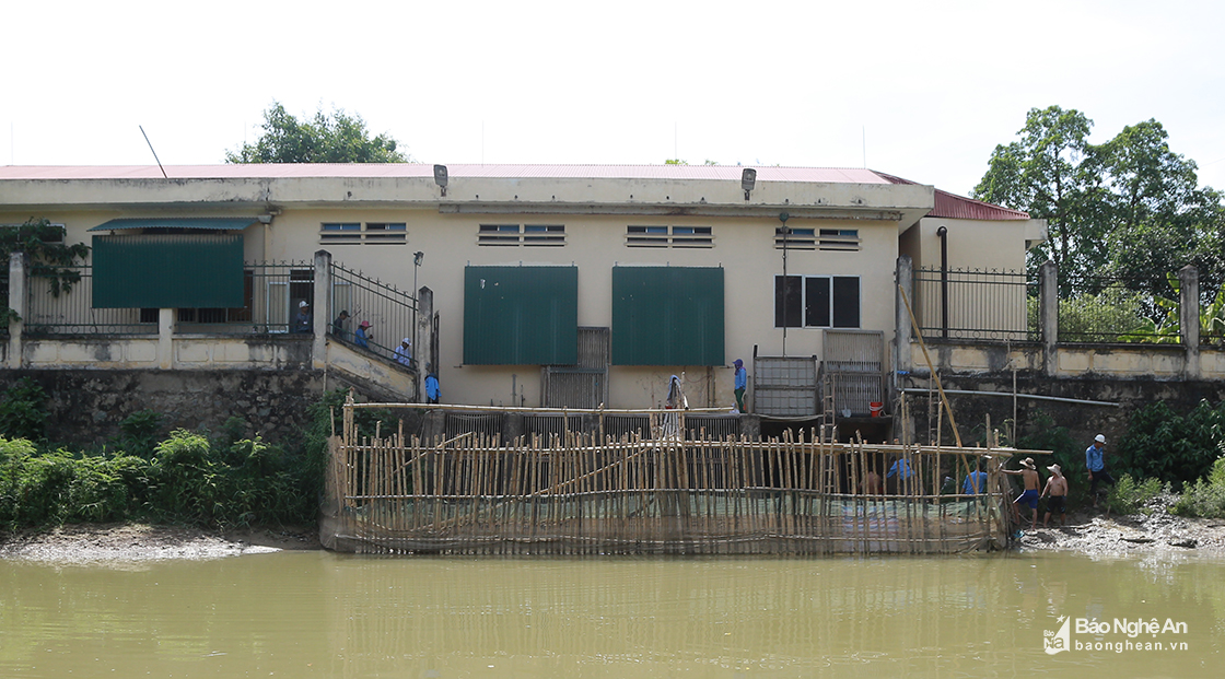 Công nhân trạm bơm cấp 1 cầu Mượu tiến hành nạo vét tại điểm hút nước trên sông Đào. Đây là nguồn nước thô cung cấp cho Nhà máy cấp nước Hưng Vĩnh.