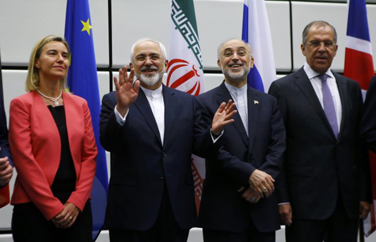 Ngoại trưởng Iran Zarif (thứ hai từ trái sang) hoan hỉ sau thỏa thuận hạt nhân ký ngày 14/7/2015 tại Vienna (Áo).