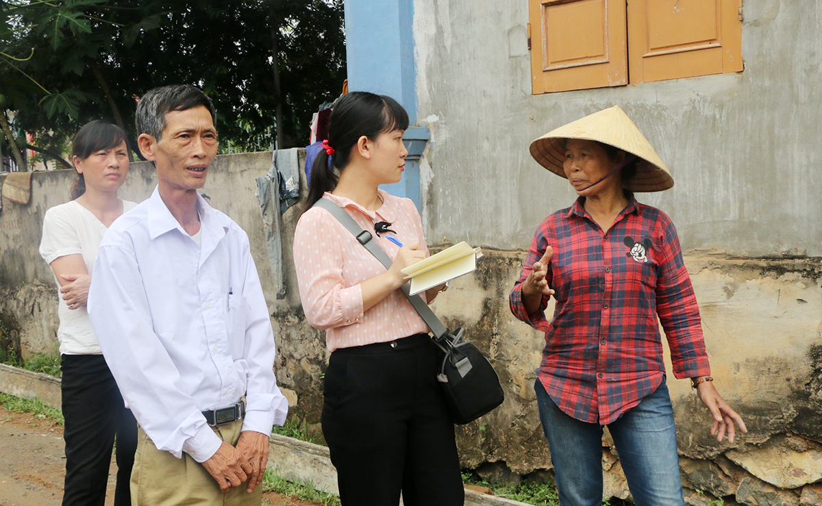 Xóm trưởng xóm 10 Nguyễn Thị Tâm (ngoài cùng bên phải) trao đổi với phóng viên về phong trào xây dựng nông thôn mới.
