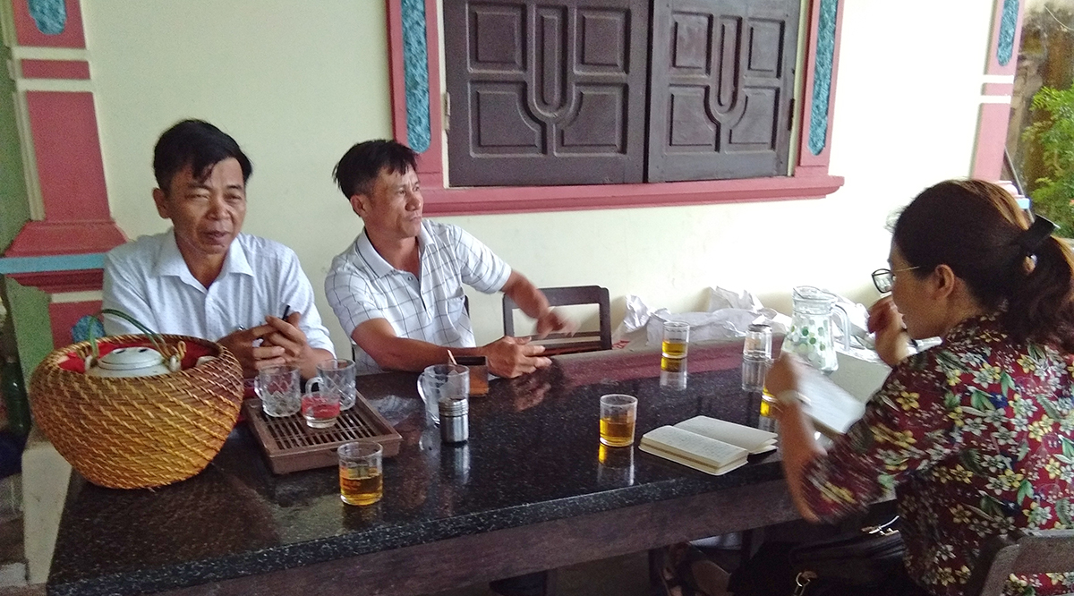 Xóm trưởng Vũ Thanh Hương (giữa) trao đổi với phóng viên Báo Nghệ An.