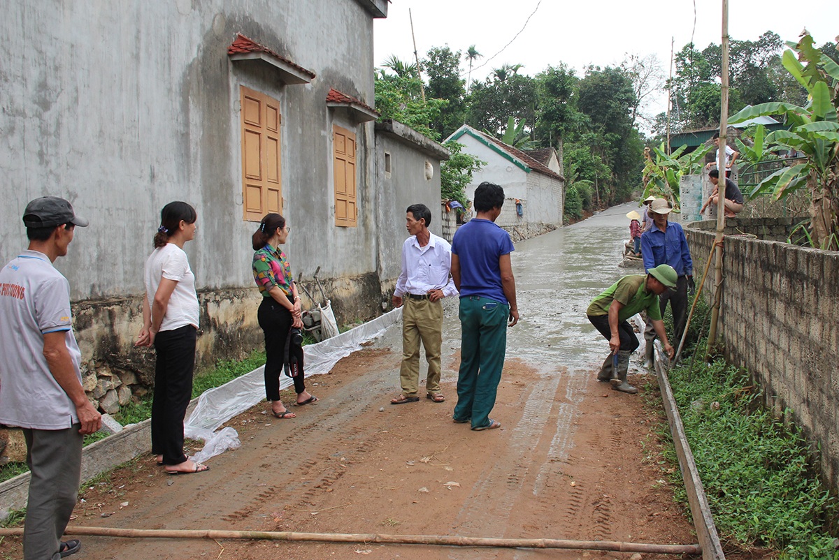 Người dân xóm 10, xã Nghi Văn (Nghi Lộc) làm đường giao thông nông thôn.