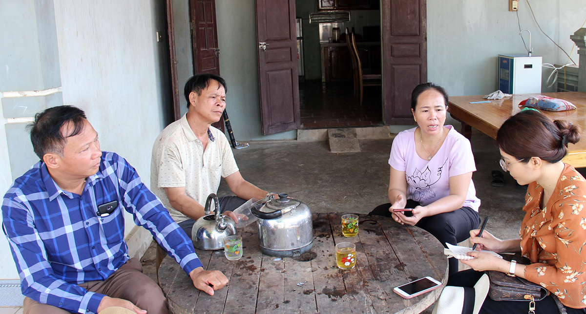 Cán bộ MTTQ huyện Anh Sơn (ngoài cùng bên trái) thăm gia đình giáo dân xóm 9, xã Tường Sơn, giáo họ Đồng Trấm, Giáo xứ Đồng Lam vươn lên thoát nghèo, phát triển kinh tế cho thu nhập khá.