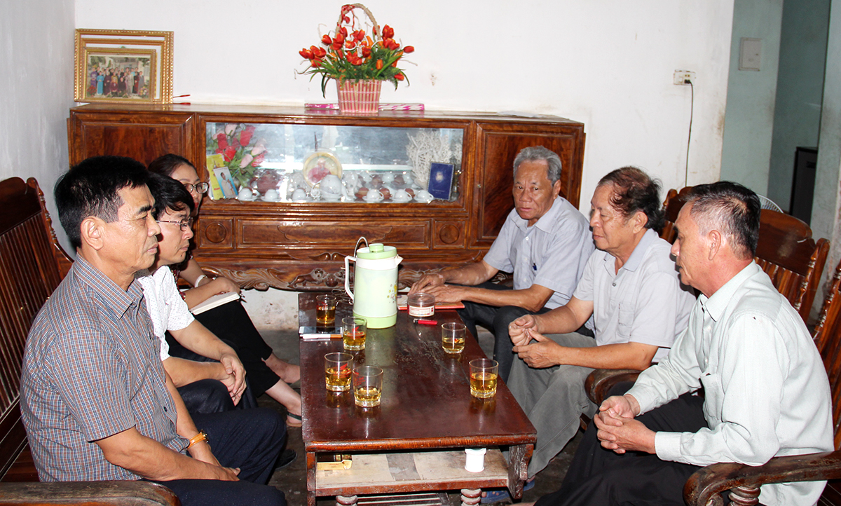 Ban cán sự xóm 7 cùng đại diện Hội đồng mục vụ thuộc giáo họ Thượng Nguyên, giáo xứ Hội Nguyên, xã Quỳnh Hồng (Quỳnh Lưu) họp bàn kế hoạch xây dựng nông thôn mới.