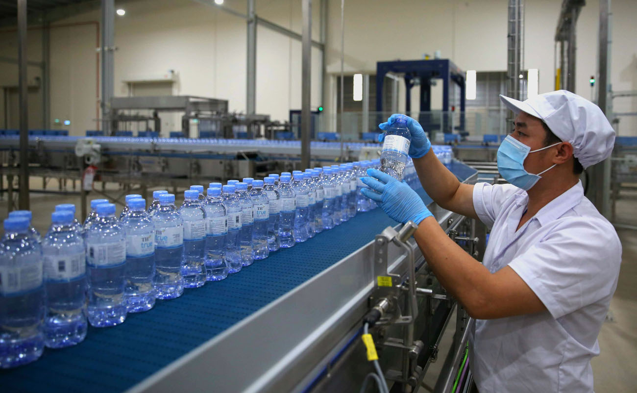 Sản xuất nước khoáng tại nhà máy Nước Tinh khiết, Thảo dược và Hoa quả  Núi Tiên.