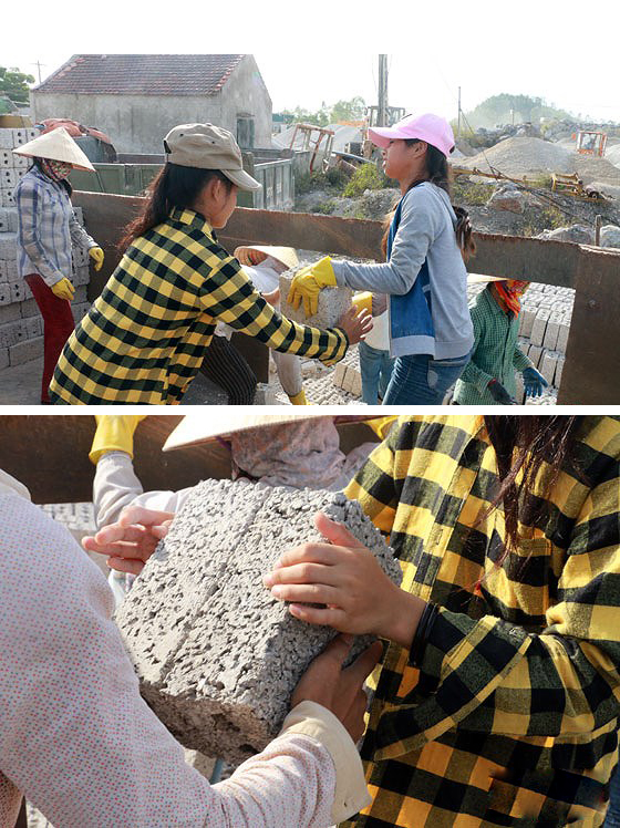 Trẻ em làm công việc bốc sò (gạch táp lô) trong kỳ nghỉ hè. Ảnh: Mỹ Hà
