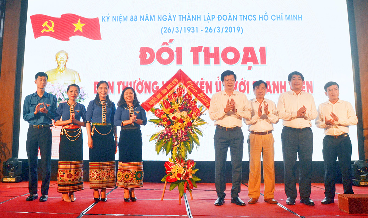 Bí thư Huyện ủy Con Cuông Nguyễn Đình Hùng (thứ tư phải sang) ghi nhận những nỗ lực của lực lượng thanh niên địa phương.