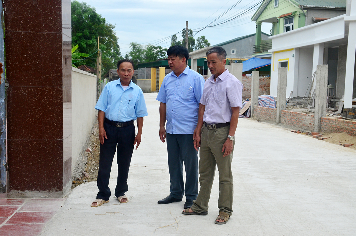 Cán bộ khối 8, thị trấn Hưng Nguyên trao đổi với lãnh đạo thị trấn về công tác làm đường giao thông.