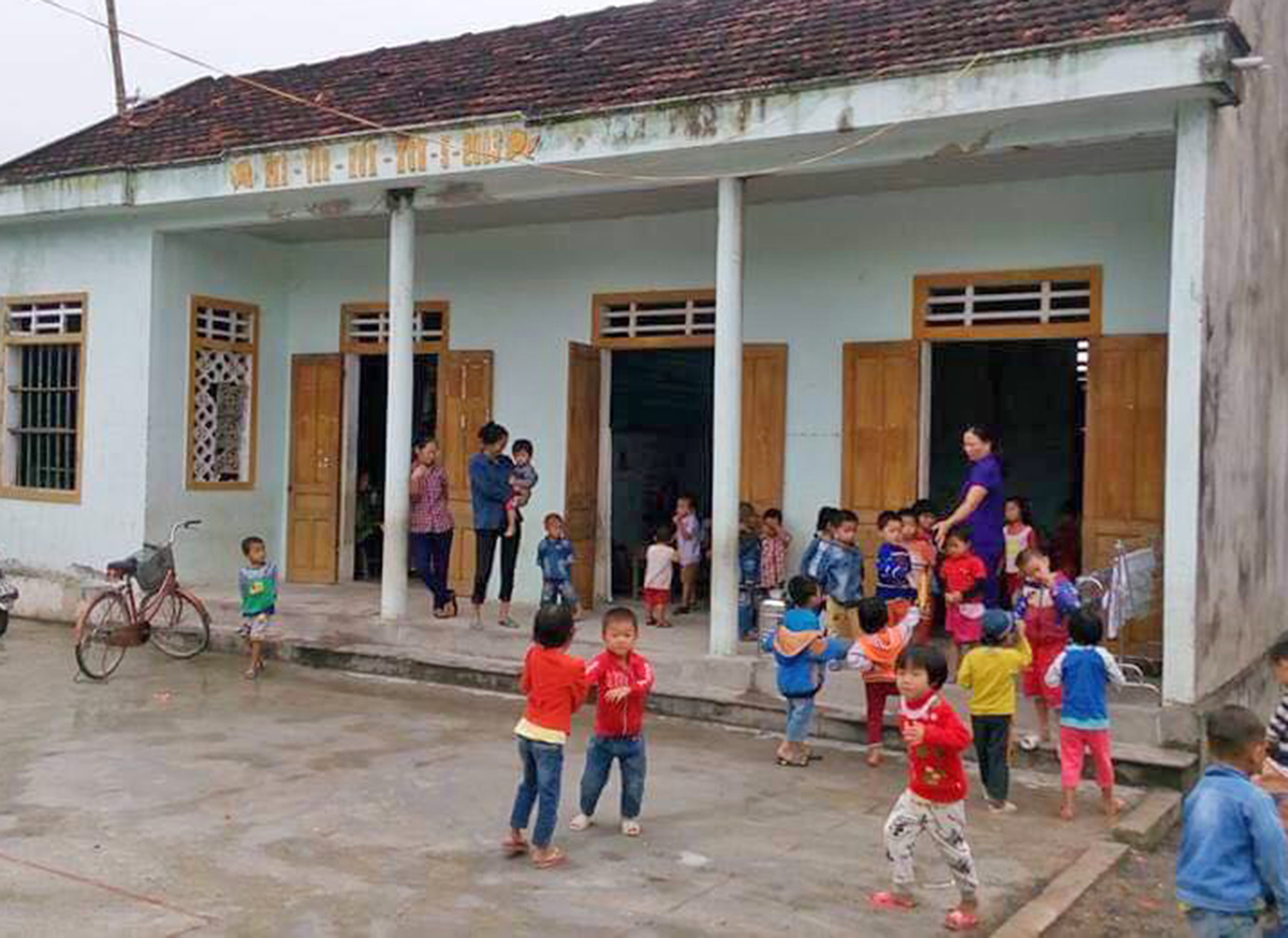 Trước đây, do không đủ phòng học, học sinh Trường Mầm non Giang Sơn Đông phải học tại nhà văn hóa xóm.