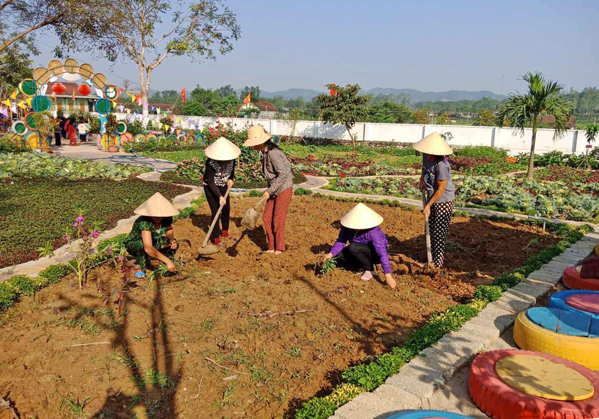 Giáo viên và phụ huynh chung tay xây dựng cảnh quan Trường Mầm non Giang Sơn Tây.