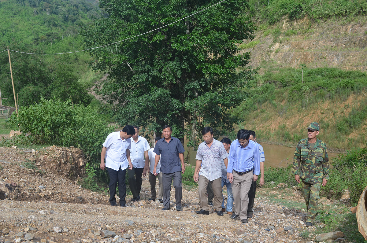 Đoàn công tác tỉnh Nghệ An cùng cán bộ huyện Mường Quắn thực địa tuyến đường đến bản biên giới Đẻn Đín.