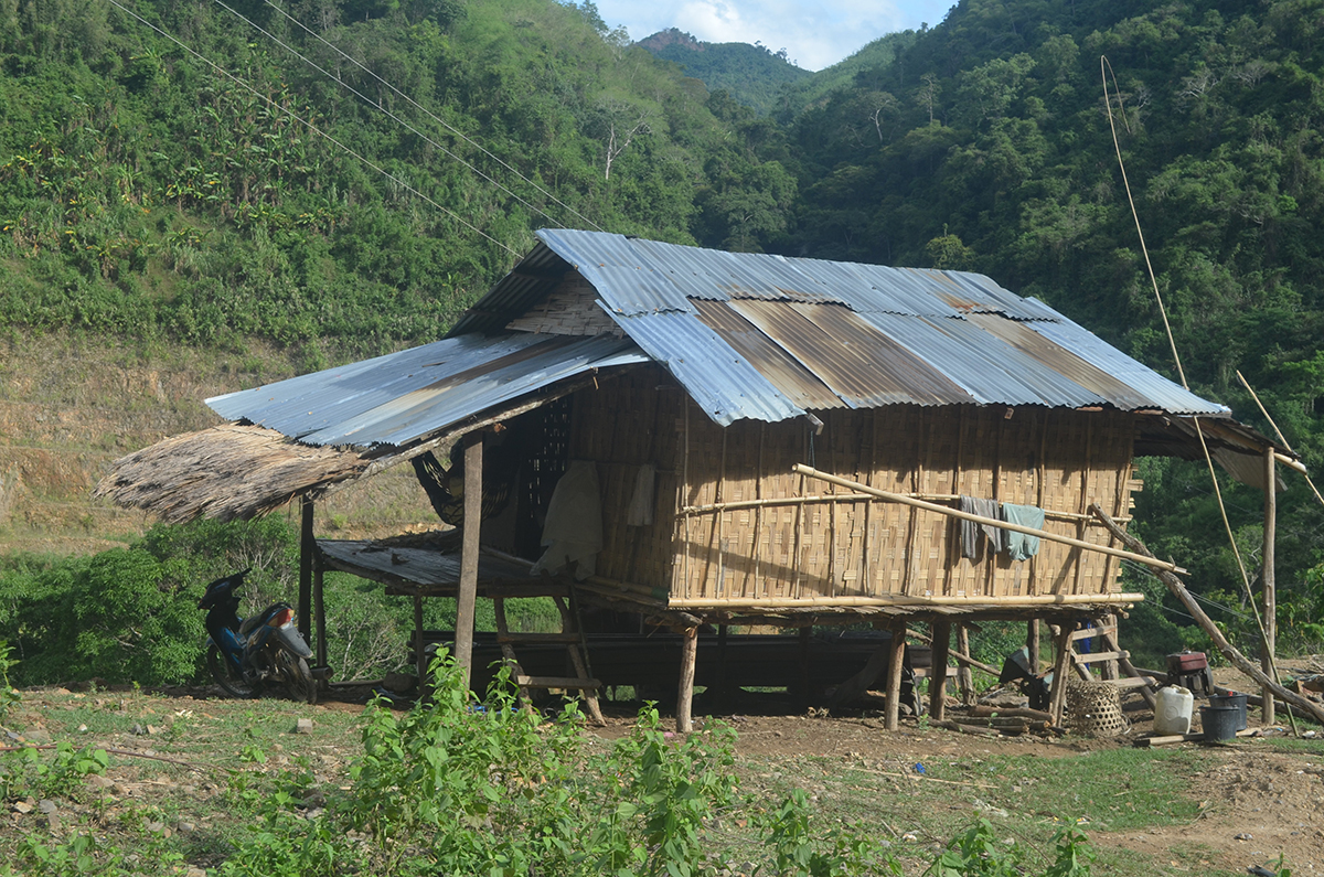Lều tạm có chứa gỗ của người Nghệ An ở huyện Mường Quắn.
