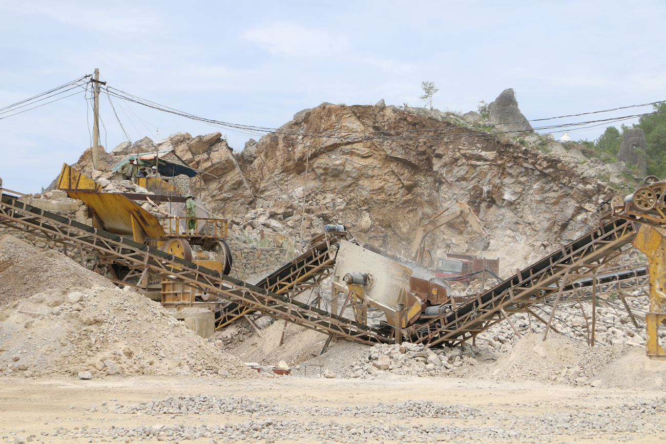 Khai thác đá tại mỏ tại lèn Thùng Buồng, xã Quỳnh Tân, huyện Quỳnh Lưu, một trong những điểm vi phạm khi khai thác sai thiết kế. Ảnh: V.H