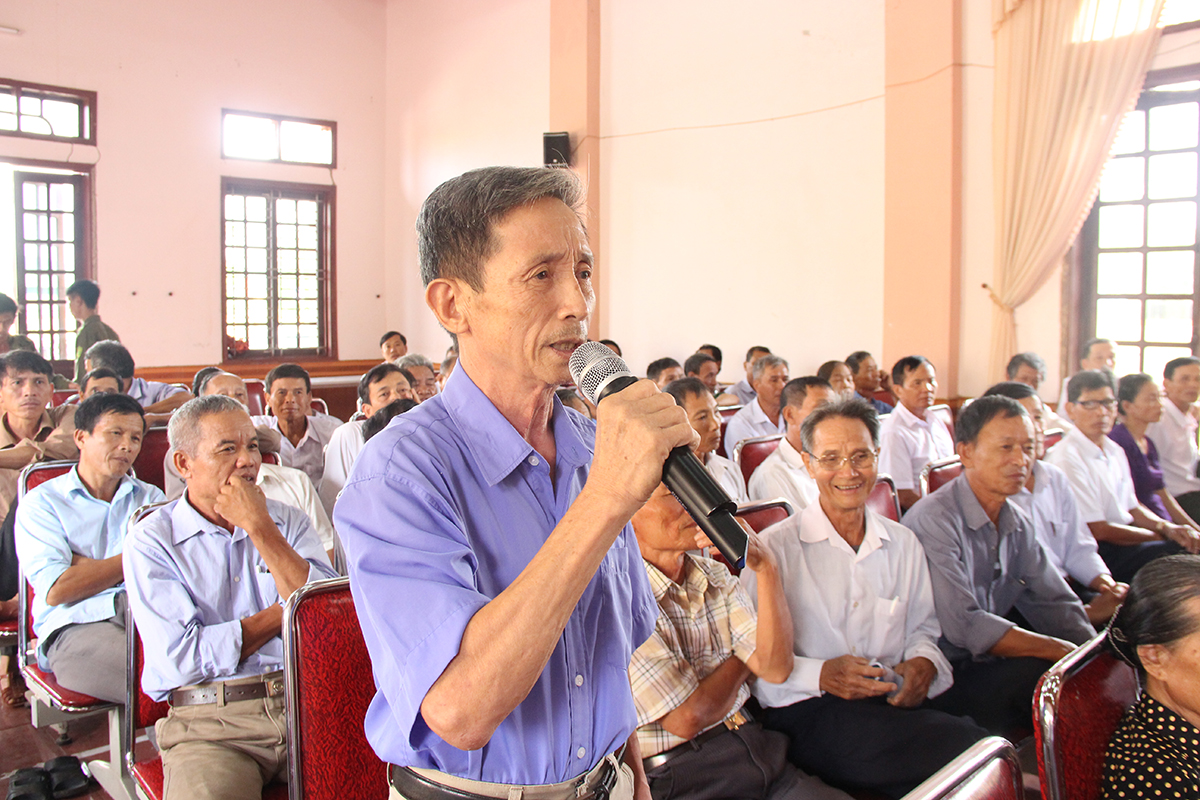 Người dân huyện Hưng Nguyên bày tỏ sự quan tâm tới các vấn đề kinh tế - xã hội, trong đó có việc sáp nhập xóm, xã.