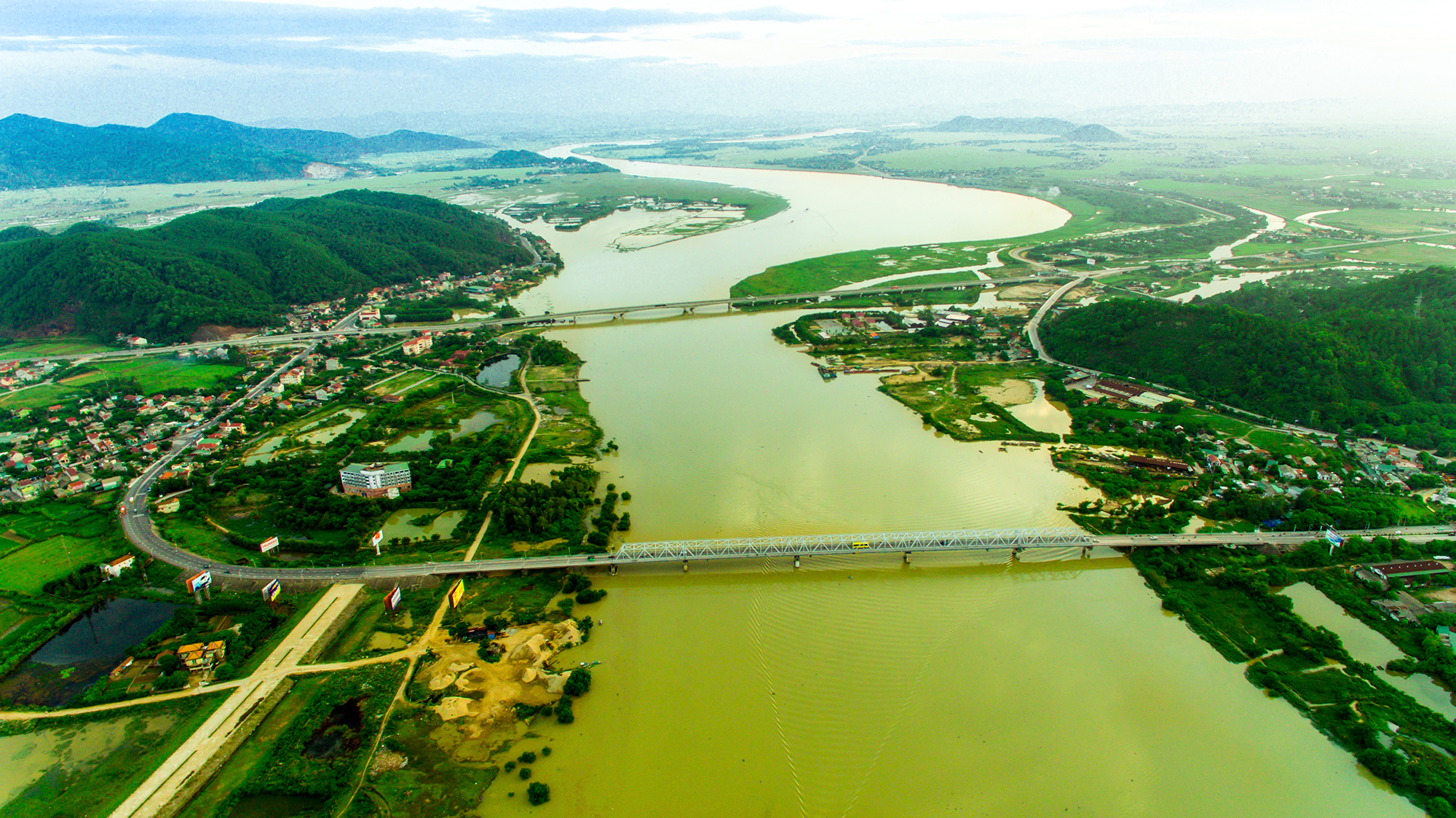 Quang cảnh cầu Bến Thủy.