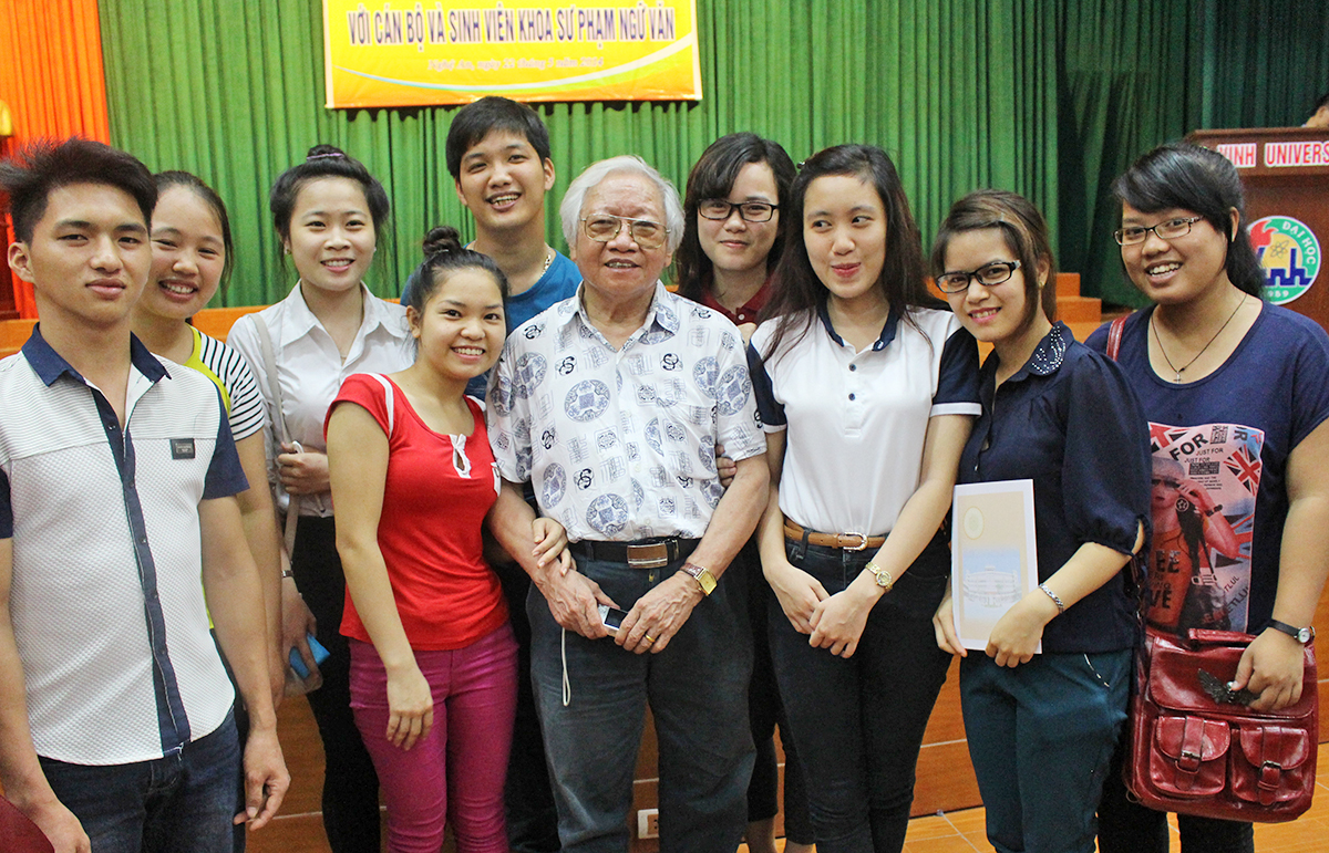 GS. Trần Đình Sử với sinh viên Khoa Sư phạm Ngữ văn (năm 2014).