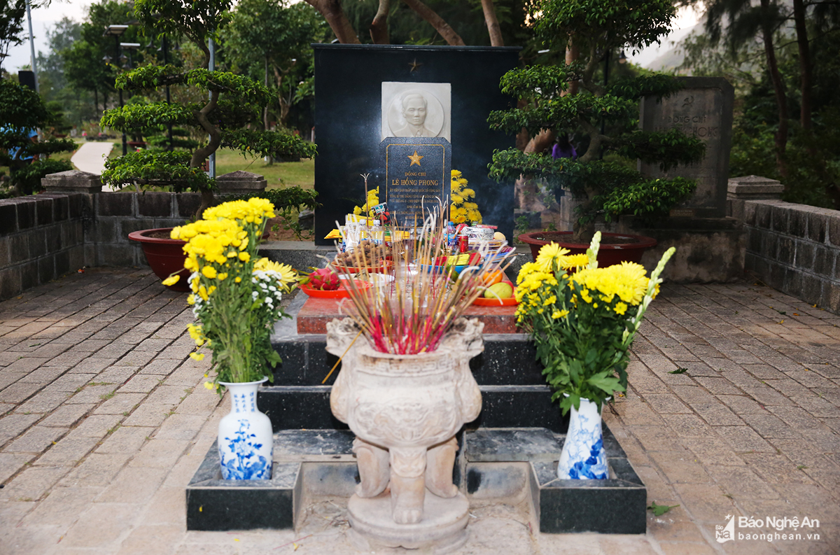 Khu mộ đồng chí Lê Hồng Phong nằm tại khu A Nghĩa trang Hàng Dương. 