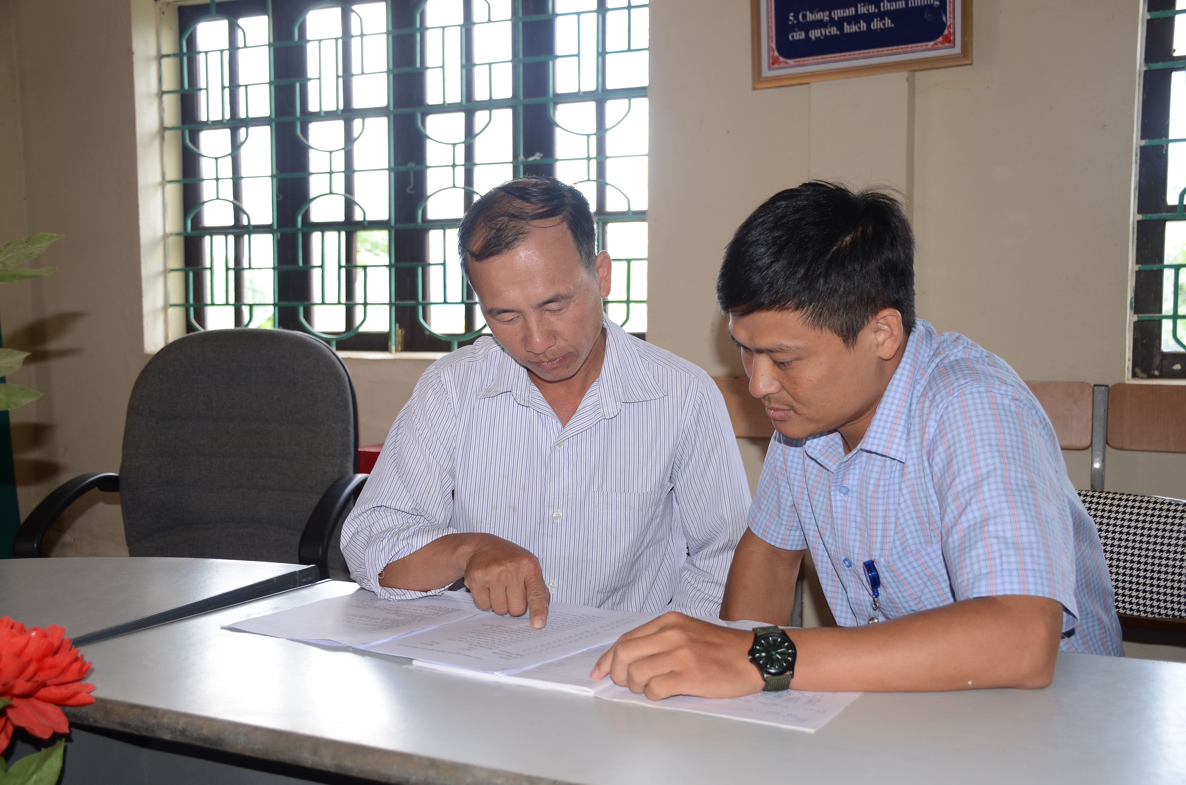 Thầy Phan Sỹ Trường - Trường THCS Keng Đu giúp đỡ đồng nghiệp ôn lại kiến thức