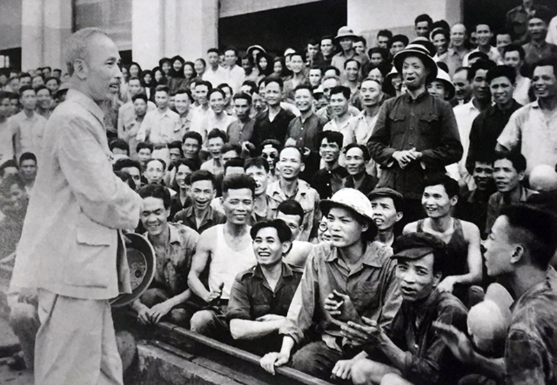 Bác Hồ với công nhân Nhà máy xe lửa Gia Lâm (Hà Nội) năm 1955.