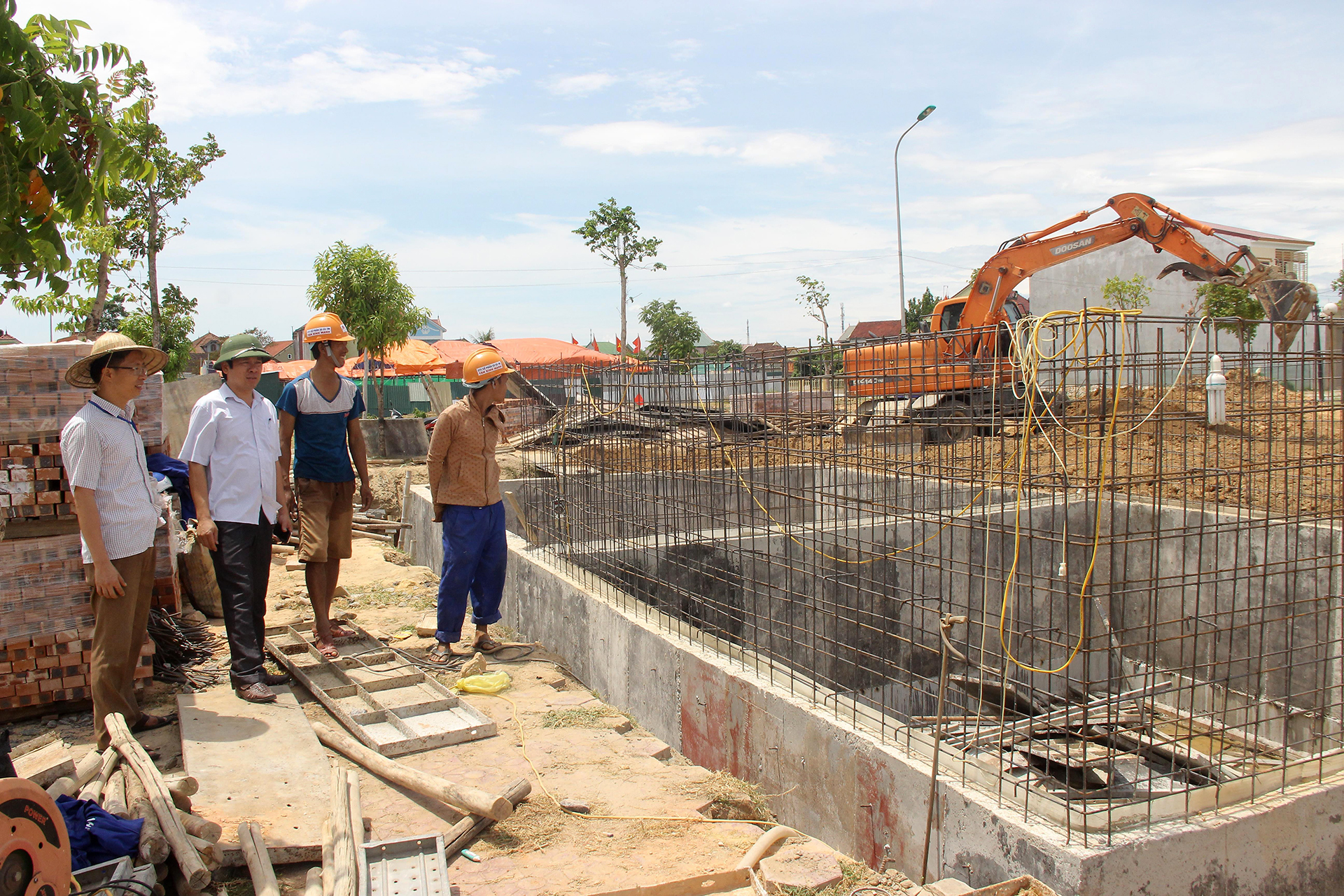Cán bộ xã Vân Diên (Nam Đàn) kiểm tra thi công công trình nâng cấp đường và hệ thống kênh mương. 