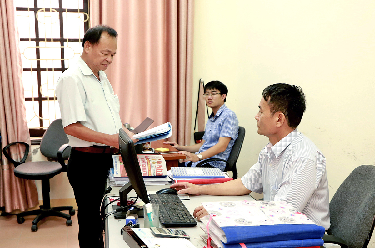 Lãnh đạo Ủy ban Kiểm tra Huyện ủy Quỳnh Lưu trao đổi công việc với cán bộ trong ban.