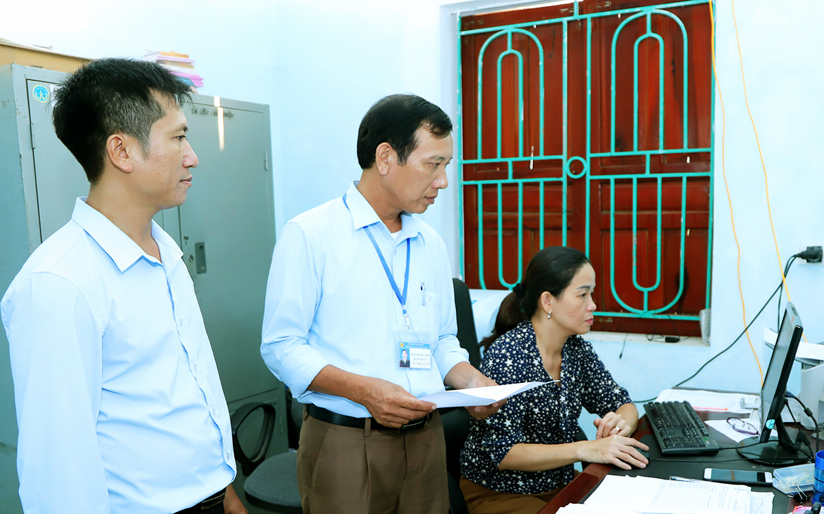 Lãnh đạo Đảng ủy xã Nam Giang (Nam Đàn) trao đổi về công tác Đảng.
