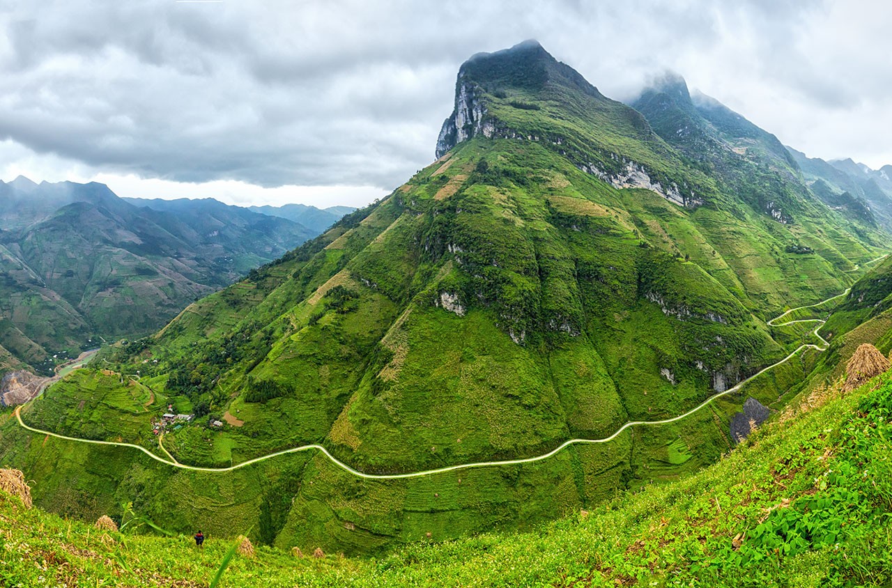 Con đường chạy qua đèo Mã Pí Lèng với những đỉnh núi dựng đứng như sống mũi con ngựa. Ảnh: dulichcongvu.com