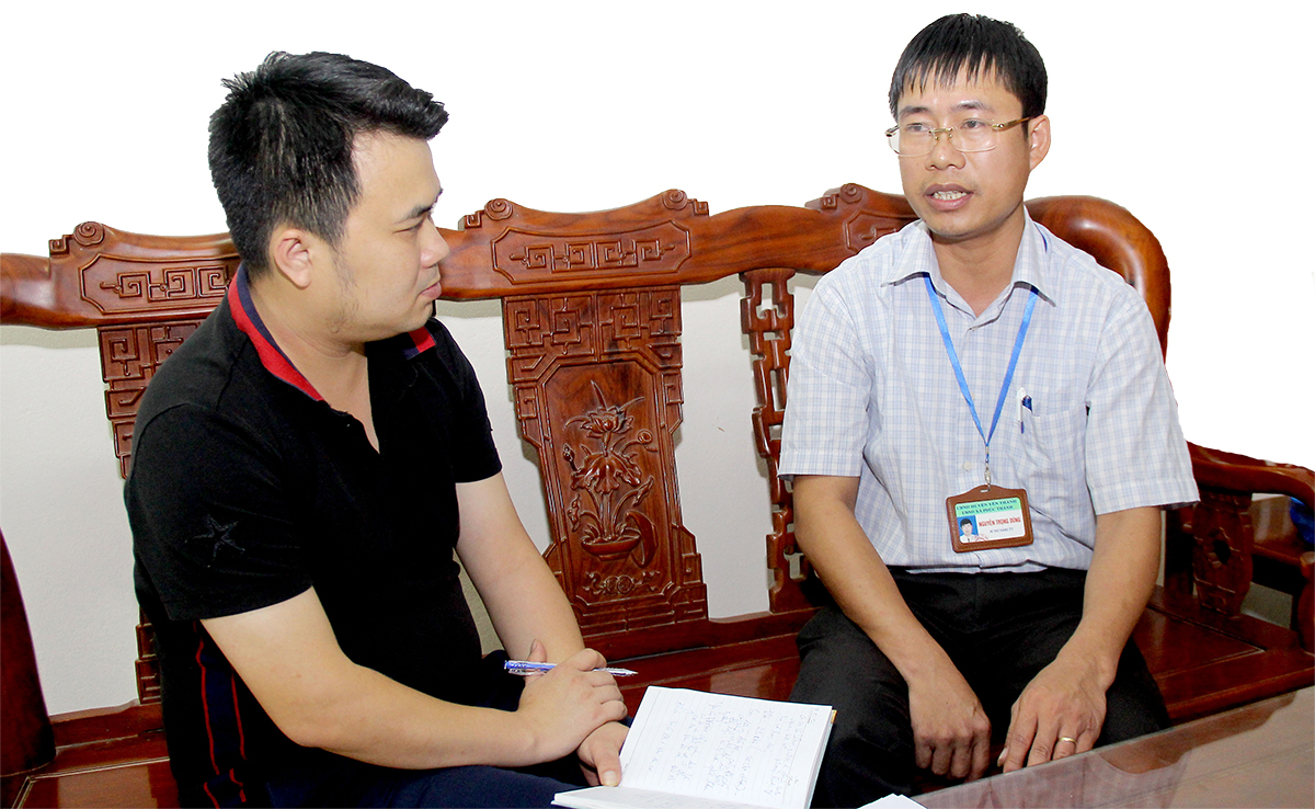 Đồng chí Nguyễn Trọng Dũng (phải) - Bí thư Đảng ủy xã Phúc Thành (Yên Thành) trao đổi về những khó khăn, công tác khắc phục sau khi một loạt lãnh đạo xã bị kỷ luật.