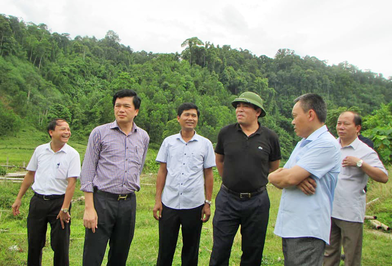Bí thư Huyện ủy Con Cuông Nguyễn Đình Hùng (thứ 2 trái sang) tiếp xúc đối thoại với cán bộ, người dân.