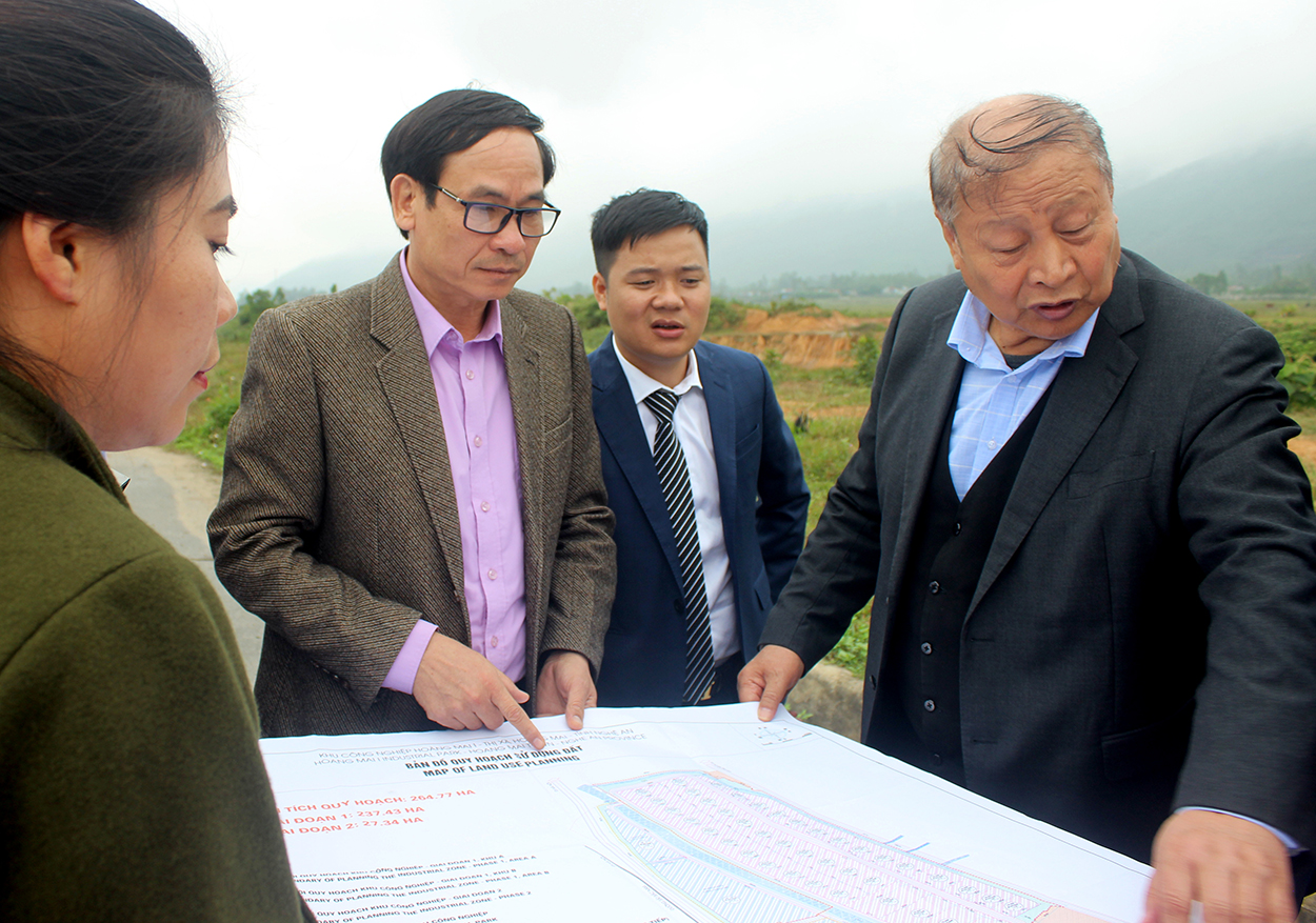 Bí thư Thị ủy Hoàng Mai Võ Văn Dũng (thứ 2 trái sang) kiểm tra tình hình đầu tư quy hoạch trên địa bàn thị xã.