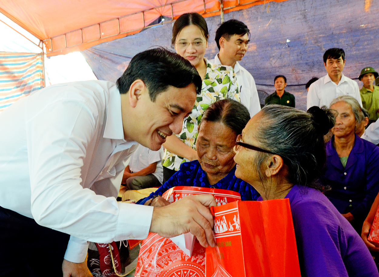 Bí thư Tỉnh ủy Nguyễn Đắc Vinh thăm hỏi, tặng quà cho người nghèo ở huyện Nam Đàn.