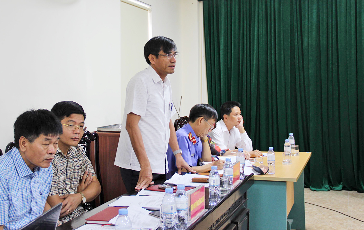 Chủ tịch UBND thị xã Cửa Lò trả lời kiến nghị của người dân tại phiên tiếp công dân của Bí thư Tỉnh ủy Nguyễn Đắc Vinh.